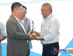 Percepat Perekaman E-KTP Pemula Tertinggi, Pj Bupati Arsan Latif Raih Penghargaan