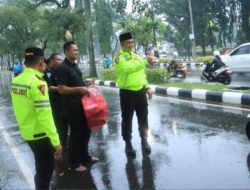 Jelang Berbuka Puasa, Kapolres Bogor Bersama Pejabat Serta Jajaran Bagikan Takjil