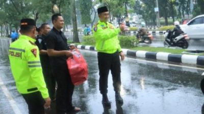 Jelang Berbuka Puasa, Kapolres Bogor Bersama Pejabat Serta Jajaran Bagikan Takjil