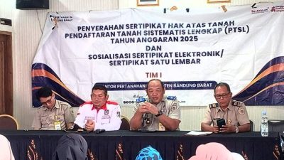 BPN Bandung Barat Bagikan 242 Sertifikat PTSL di Desa Pasirlangu